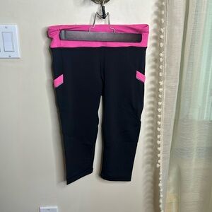 Lululemon Run Crop Capri Black and Pink Sz 6 w Pockets